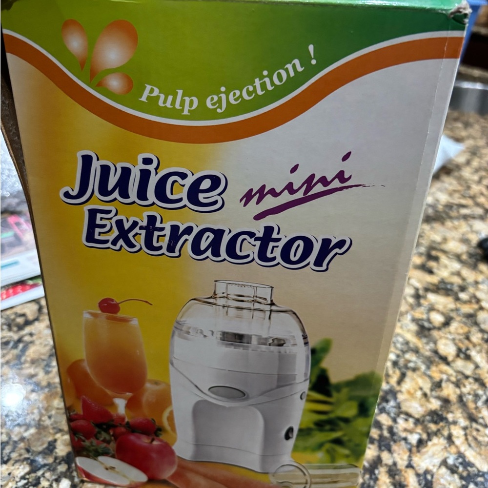 Like New Mini Juice Extractor - Picture 10 of 11